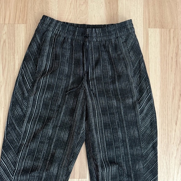 Athleta Arrival Crop Striped Balloon pants Size 8 Zipper Pockets - Picture 8 of 14
